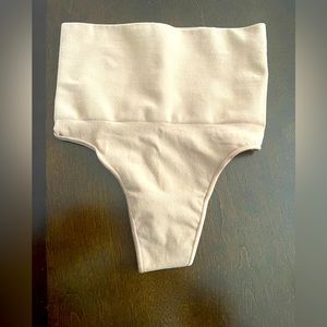 SKIMS sculpting thong S/M